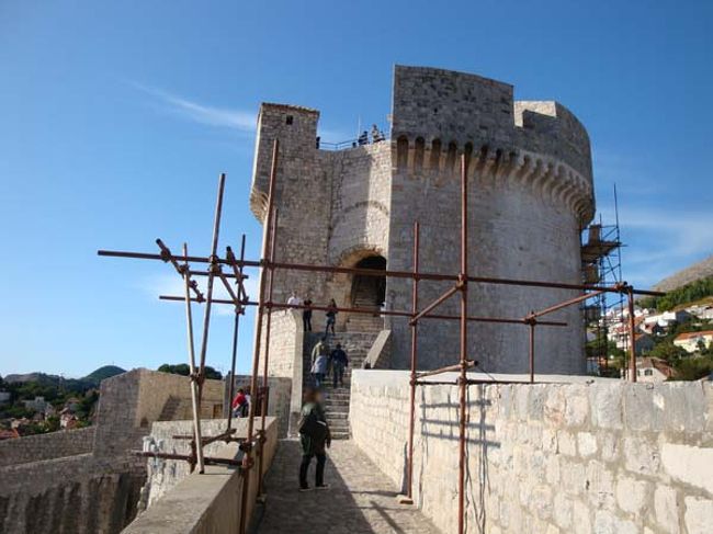 ←ドブロヴニクの城壁遊歩道からの眺め<br /><br />「ミンチェタ要塞」<br /><br />城壁の中で最も高所（25メートル）にあるので、街を一望する絶景が楽しみです。