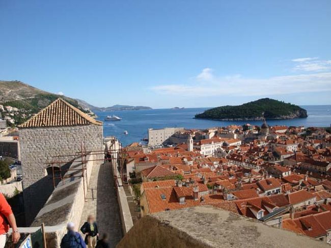 ←ドブロヴニクの城壁遊歩道からの眺め<br /><br />「ミンチェタ要塞」へ登る途中で撮影しました。<br />