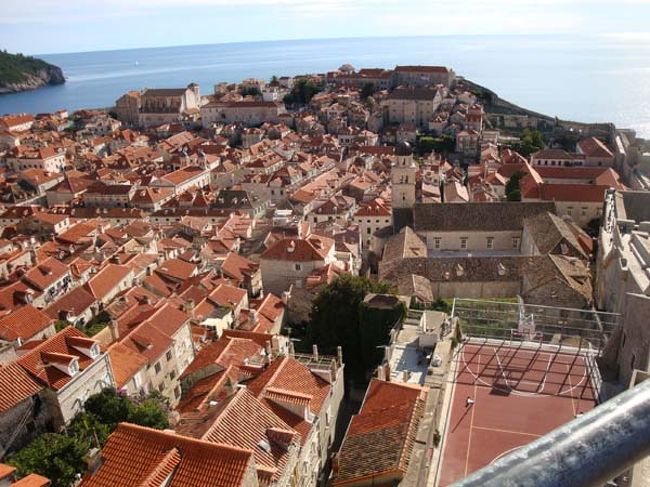 ←ドブロヴニクの城壁遊歩道からの眺め<br /><br />「ミンチェタ要塞」から街を一望。<br /><br />この眺めを優先するなら、太陽が順光になる午後がベストですが、真夏の日差しは強烈なので要注意です。