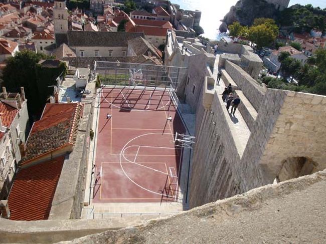 ←ドブロヴニクの城壁遊歩道からの眺め<br /><br />「ミンチェタ要塞」の近くの建物の屋上にあるのはバスケットコート？<br />場所が狭いため変則サイズのコートみたいです。