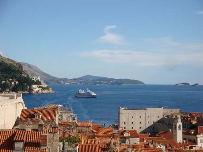 ←ドブロヴニクの城壁遊歩道からの眺め<br /><br />「ミンチェタ要塞」から沖合に停泊中の大型船が見えました。<br /><br />ドブロヴニクは、大型のクルーズ船も寄港しますが、国内各地の他、イタリアのバーリと結ぶフェリーも就航しています。<br />