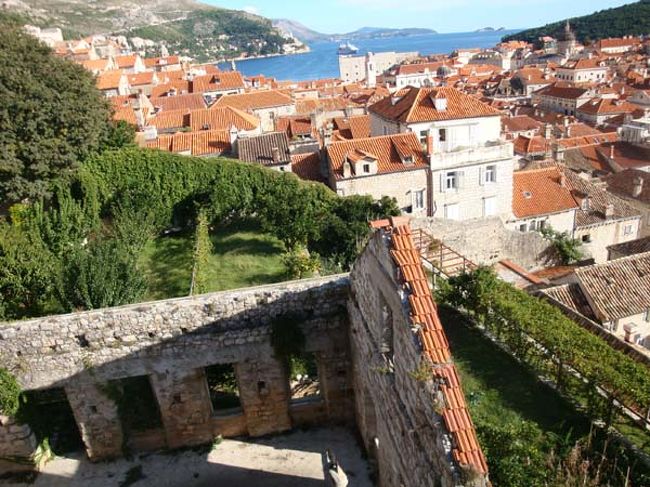 ←ドブロヴニクの城壁遊歩道からの眺め<br /><br />内戦の爆撃によるものでしょうか、<br />柱と壁しか残っていない建物。<br />