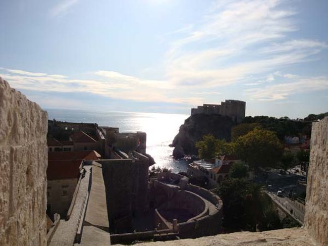 ←ドブロヴニクの城壁遊歩道からの眺め<br /><br />城壁ツアーももうすぐ終了。<br />もう一度「ボカール要塞」（左）と「「ロヴリイェナツ要塞」を撮影。<br /><br />午後3時を過ぎ、太陽もだいぶん傾いてきたようです。