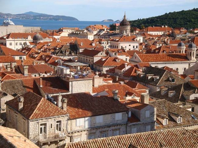 ←ドブロヴニクの城壁遊歩道からの眺め<br /><br /><br />