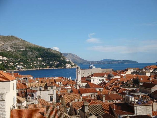 ←ドブロヴニクの城壁遊歩道からの眺め<br /><br />午後3時15分頃、ようやく城壁ツアーの出発地点「ピレ門」に戻ってきました。<br />アドリア海に面した旧市街を一望する絶景を目に焼き付けて街へ降りました。