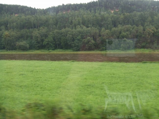 電車はエルベ川の畔を走り続けます。