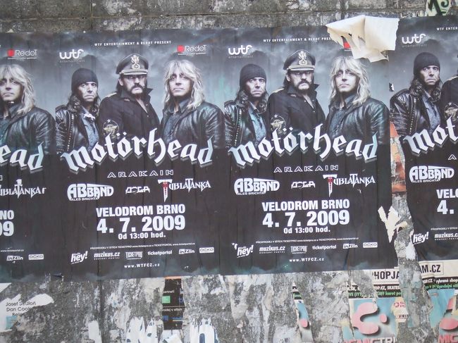 駅前で「ＭＯＴＯＲＨＥＡＤ」のポスター発見。最近ＬＩＶＥが行なわれたようだ。このあと「チェココルナ下ろさなきゃ」っと駅のＡＴＭに並んだ時、２日前にドイツで見た「ＤＥＡＴＨ　ＡＮＧＥＬ」のＴシャツを着た奴がいた。私も今日は「ＤＥＡＴＨ　ＡＮＧＥＬ」の違う柄。お互いすぐに気づいてメロイックサインをしあった。この街にもメタル好きな奴がいるんだと思ったら、嬉しくてさっきのイヤな感じが吹っ飛んだ。
