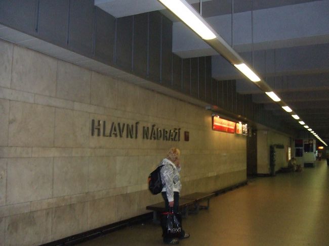 地下鉄のＰＲＡＨＡ本駅。この街では地下鉄よりトラムを利用することのほうが圧倒的に多いと思う。