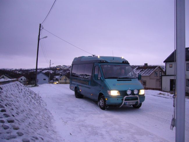 さて、ヒルケネスの観光です。<br />ツアーメンバーが少ないので、こんな小さなバスです。<br /><br />