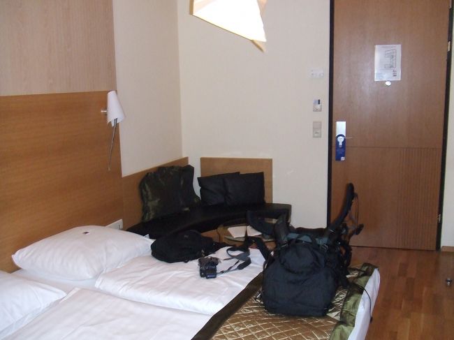 なんとベッドはキングサイズくらいでした。とてもきれいな部屋です。