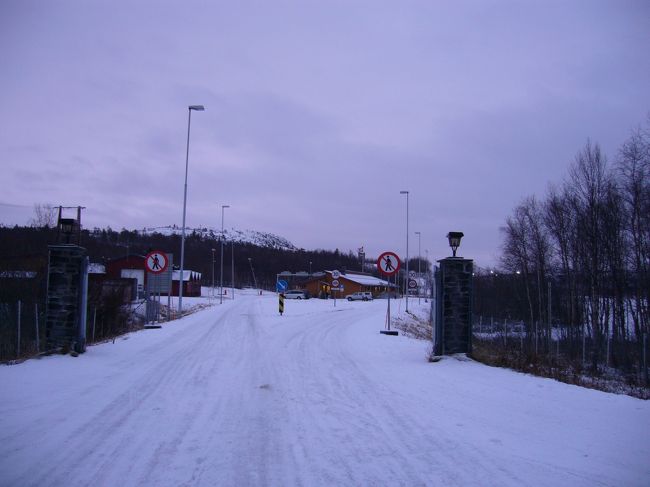 ほんの数メートル先がロシアです。<br /><br />でも、この国（ロシア）の右端の先に日本があるんだよなぁ。<br />ノルウェーってとっても遠い国に思えるのだけど、考えようによってはひとつ国をはさんだお隣さんなのかぁ。<br /><br />ちょっと感動。<br /><br />ロシアってなんて大きいんでしょ。