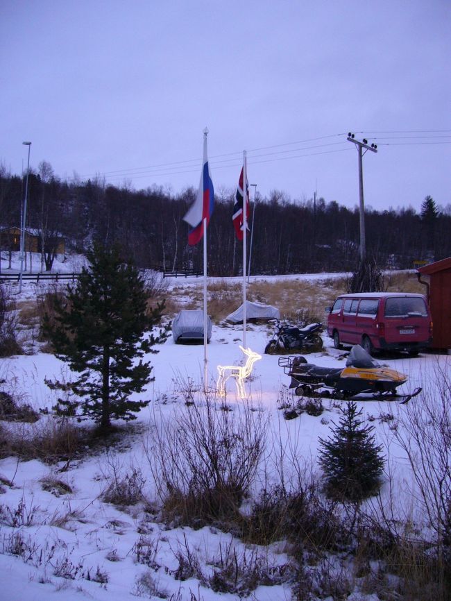 国境近くのお土産屋さんの前にいたイルミネーションのトナカイ。<br /><br />ベランダに置きたい。