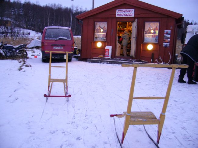 お土産やさんです。<br /><br />前に写っているのはソリ。<br />少し試してみました♪<br /><br />スイ〜〜っと♪