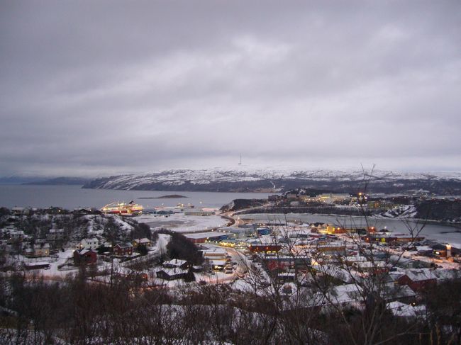 高台から、ヒルケネスの町を望む。<br /><br />海の方にポラリスが見えます。