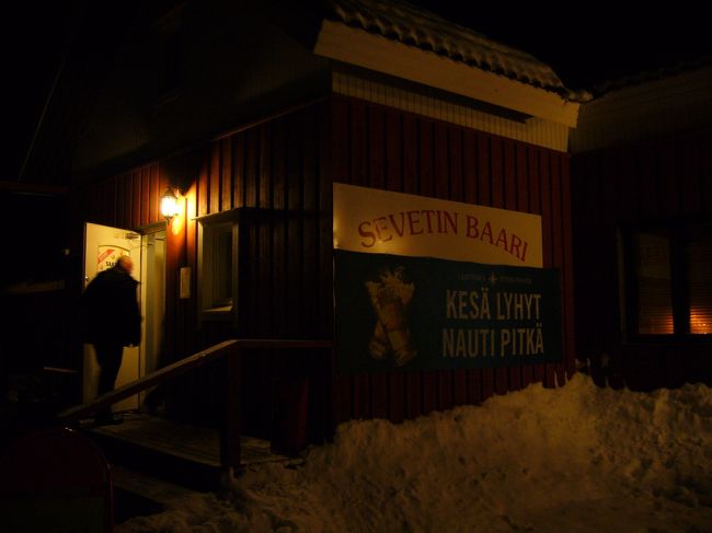 食事のあとは、再びフィンランド目指してバスで走ります=З<br /><br />途中休憩したカフェ兼コンビニみたいなところ。<br /><br />ここで今日の宿泊予定のホテルに、一部荷物が届いていることがわかりました！<br /><br />残念ながらわたしのはまだですが、ちょっと希望が見えてきたかも。<br /><br />・・といってもリュックサックひとつで旅をすることに、若干慣れてしまってます。