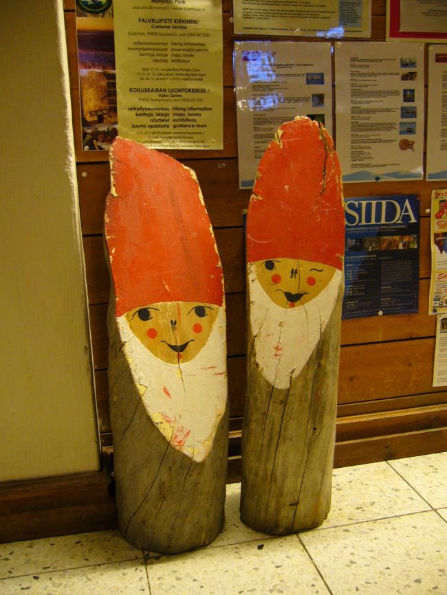 本日の宿泊地、サーリセルカのトゥントゥリホテルです♪<br /><br />こんな木の人形（？）がいたるところに飾ってあって、かわいいです。<br /><br />レストランのスタッフもフレンドリ〜♪<br />『キッピス』（乾杯）という言葉を教えてもらいました。