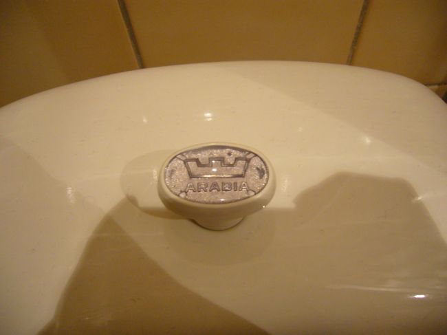 トイレの流すところに、『ＡＲＡＢＩＡ』って書いてあります。<br /><br />『ＡＲＡＢＩＡ』ってあの、食器メーカー（と、わたしは認識している）のアラビア？！<br /><br />かわいいです〜♪