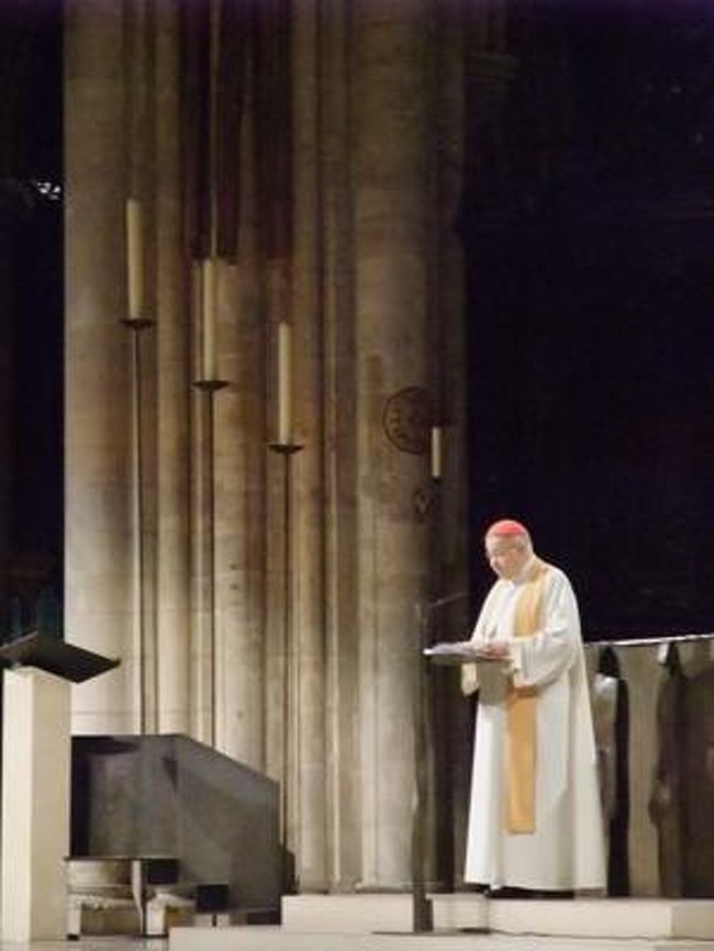 雨ふって、寒くて、散歩どころでもないので、地図みて手近にいけそうなノートルダム寺院に。<br /><br /><br />中入ったら、ちょうど日曜夕方のミサをやってました。ありがたいお話かもしれないけど言葉がわからないー