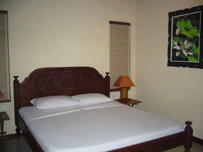 夜も更けてから、バリへ到着。<br />お迎えの車に乗って、ウブドまで1時間弱。<br />今回のお宿、ウブドバンガローにチェックイン☆<br /><br />清潔で可愛いお部屋♪<br />リゾートだぁ、とテンションが上がります♪♪