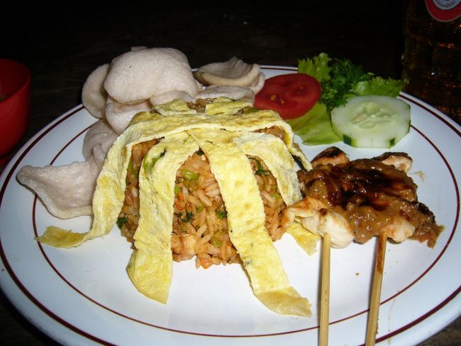 夜遅いけど、空腹に耐えられず…食べちゃいます！<br />滞在先近くのバーでナシゴレン。<br />インドネシアのナシゴレンは、やっぱりシンガのと一味違う〜。美味しい！