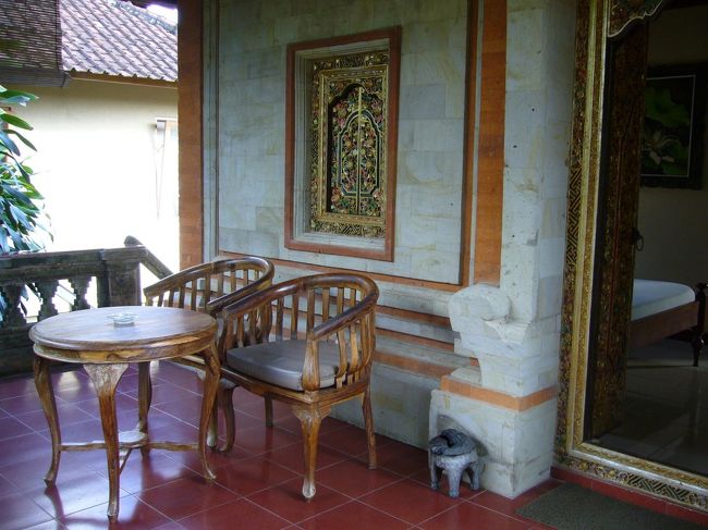 DAY2：風を切って爽やかにサイクリング＠ウブド<br /><br />おはようございます。<br />お部屋の前は、こんな風なテラスが。<br />ここで本を読んだり、ボーっとしたり、お化粧したり。<br />あぁ、幸せ！！！！自由満喫。<br /><br />