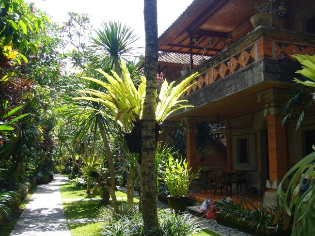 ウブドバンガロー敷地内。<br /><br />緑あふれる庭の中、2階建てのバンガローが並んでいます。<br />私のお部屋は2階。プライバシーも守れて◎。