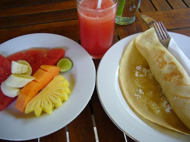 …といった具合に、バンガロー内を散歩し、朝食会場へ。<br />今日のメニューは、バナナパンケーキ+フルーツ。<br />朝からしっかり食べます。<br />お味はきわめて普通。
