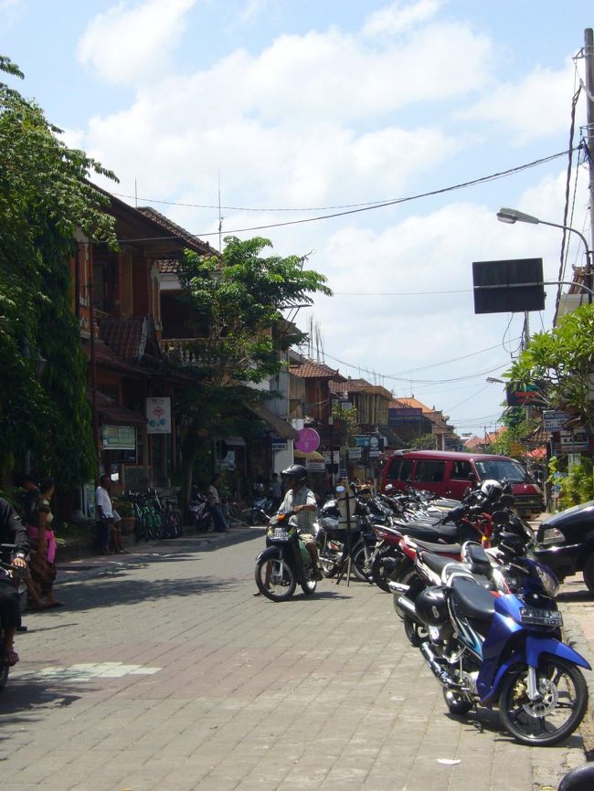 ウブドのメインストリート、モンキーフォレスト通り。<br />自転車をレンタルし、サイクリングへ行ってきま〜す！