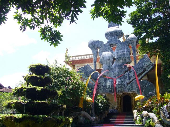 最初にやってきたのは、アントニオ・ブランコ博物館。<br />よく手入れされた美しいお庭。<br />ウェルカムドリンクで喉を潤したあとは、内部の見学。