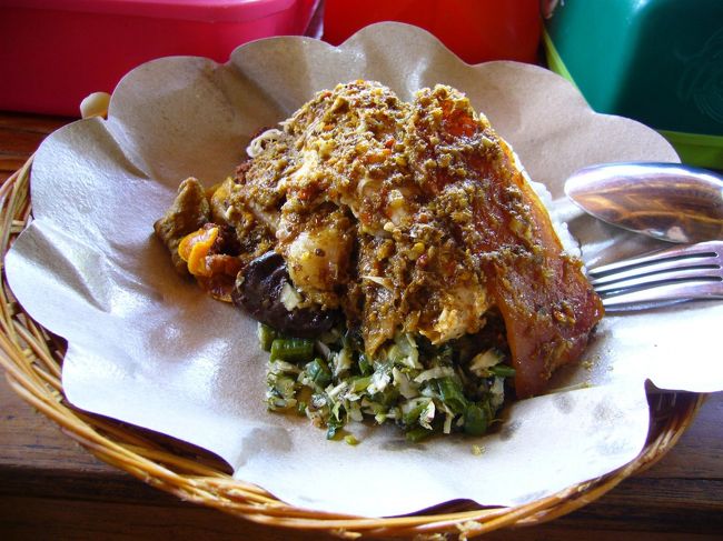 有名店『IBU OKA』でランチ。<br />名物バビクリン(豚肉載せご飯)を注文。<br /><br />ジューシー！！！！<br />豚の皮やら、ソーセージっぽいのやら、「無理…」って部位もありましたが。<br />満足・満腹でお店を出ました。<br />