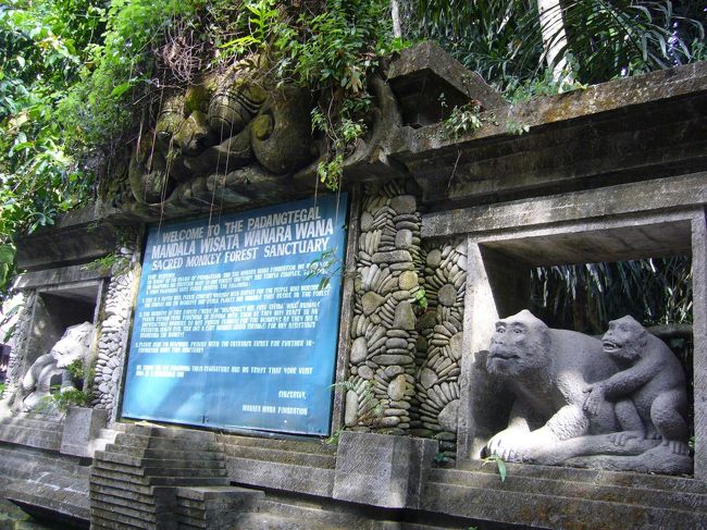 モンキーフォレストにやってきました。<br />入り口のお猿さんの銅像。<br />見ざる・言わざる・聞かざる？…じゃないですね。