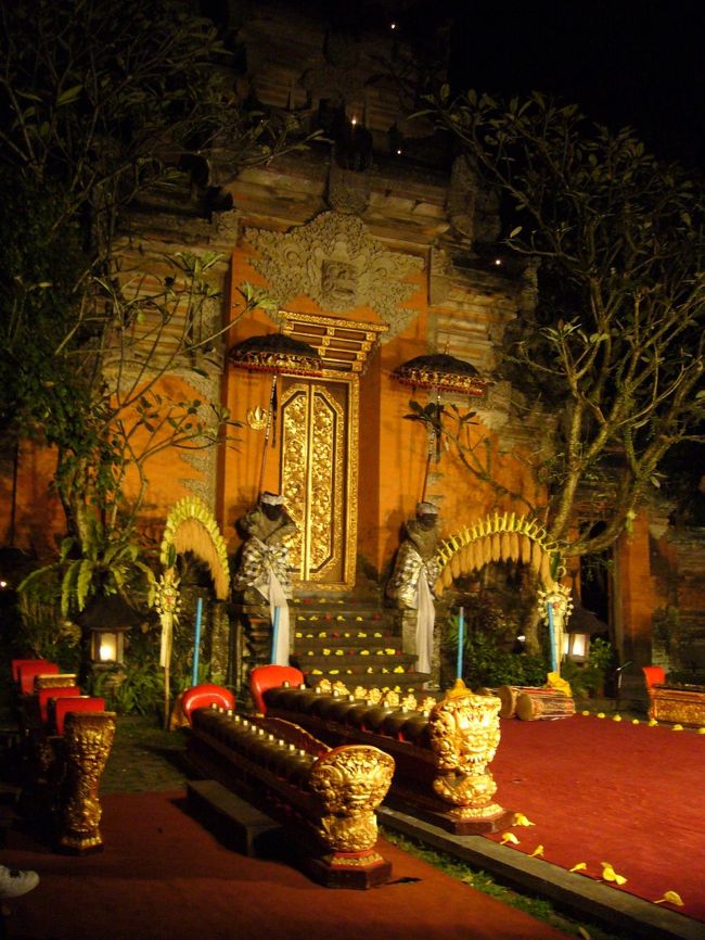 日が暮れてから、伝統芸能鑑賞のためウブド王宮へ。<br />今夜の題目は、『レゴントランス＆パラダイスダンス』。<br />開演30分前からスタンバイ。1番前の席を陣取り、観劇する気まんまんのBackyですw