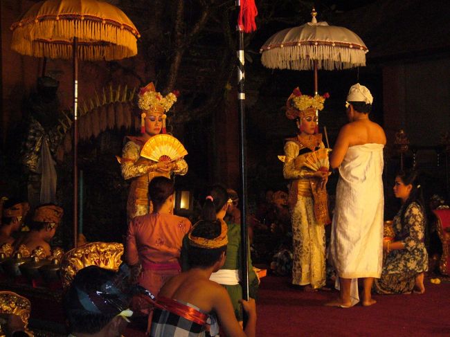 まずは、白い装束に身を包んだオジチャン(神主さんみたいな感じですかね)が、ダンサーさんにお払いのような儀式をして、ダンス開始です。