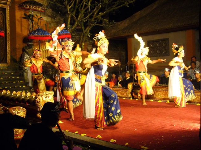 ド迫力！<br />ダンサーさんの熱気が観客席まで伝わってきます。<br />レゴンダンスらしい、コミカルな顔の動きも、また一興。