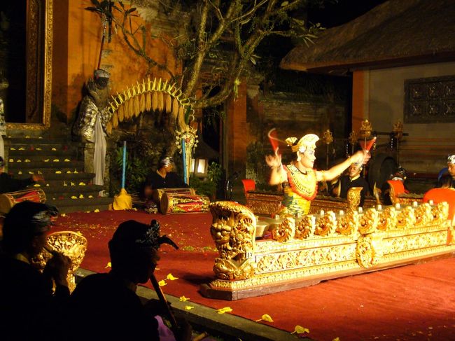 性別不明のこの人。<br />骨格から判断するに、おそらく男性。でも仕草がとってもセクシー。<br />情熱的なダンスから超人技のガムラン演奏までこなす、楽団一の芸達者さんでした！