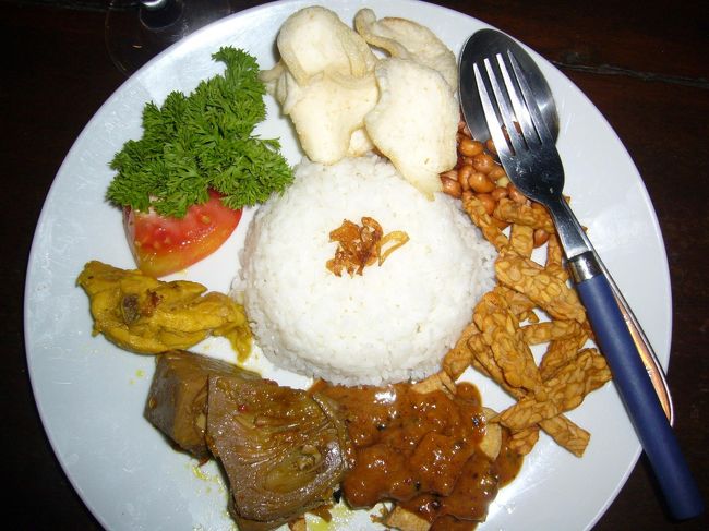 ダンス鑑賞後、夜9時近く。もう腹ペコ…<br />いろんな種類をちょっとずつ食べたいな♪ってことで、夕食はナシチャンプルを注文。<br />時計回りに…えびせん、ピーナッツ、テンペの揚げ物、豆腐の煮物、たけのこの煮物、チキンカレー風味、トマト、セロリ。盛りだくさん！<br />満足〜☆<br />