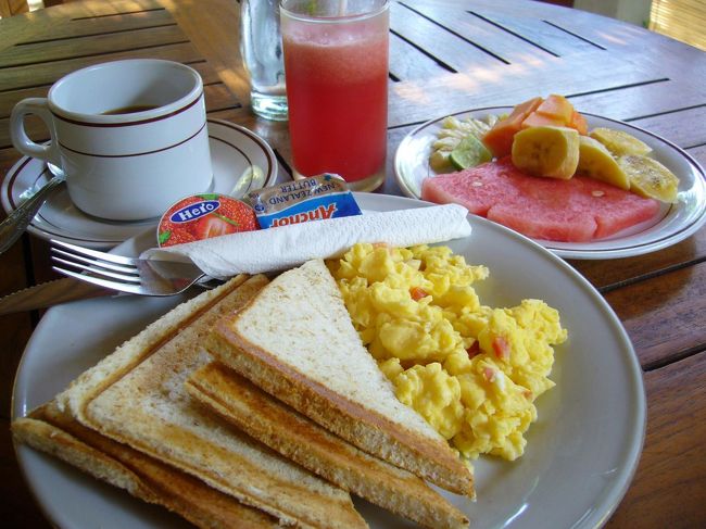 DAY3：バリ→シンガ<br /><br />気持ちの良い目覚めの旅行最終日。<br />朝食メニューは、スクランブルエッグ+トーストに、フルーツサラダ。美味しい♪<br />