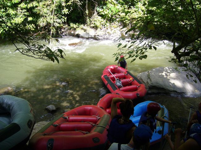 ラフティングのポイント、アユン川に到着〜。<br />ここから5-6名ずつに分かれて、ガイド1名と共に各自ボートに乗り込み、川下り開始☆<br />メンバーは、アメリカ人2名、マレーシア人2名、日本人1名(私)。張り切って漕ぐぞっ。