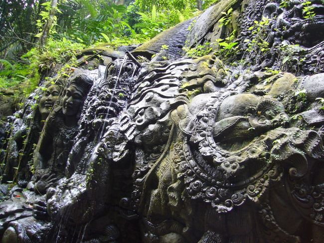 途中2箇所程、ボートを降りて休憩。<br />すばらしい壁画が描かれていました。