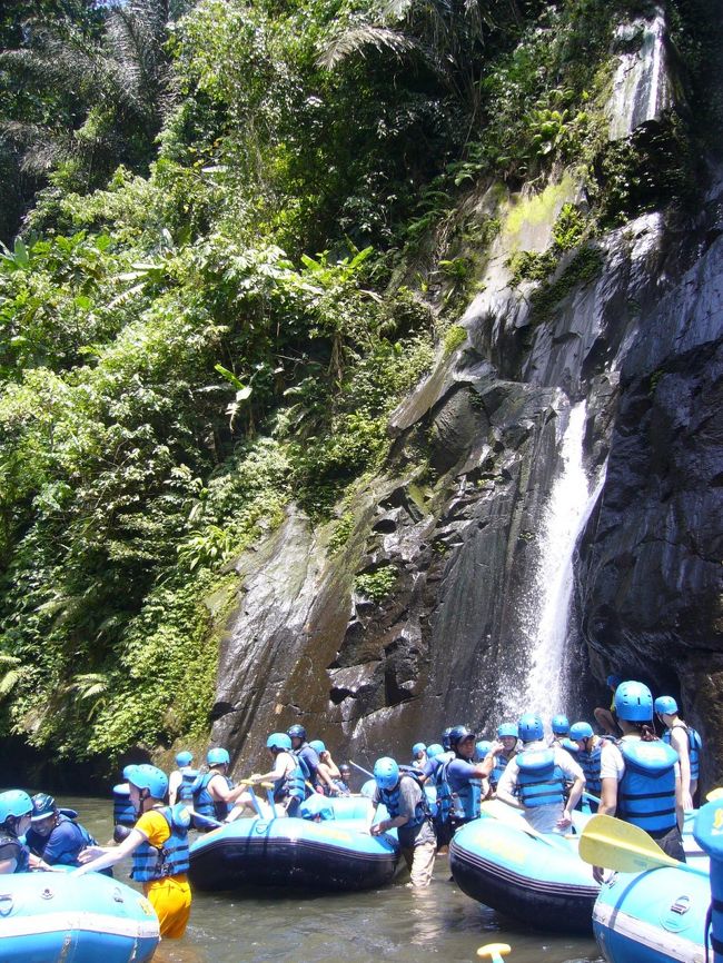 2回目の休憩ポイントは、滝の前で。<br />ボートに乗ったまま、滝に突っ込み、ずぶ濡れAgain！<br />水、冷た〜い！！<br />覚悟が決まり(？)、服着たままで川に飛び込み、泳いじゃいました。すいすい。