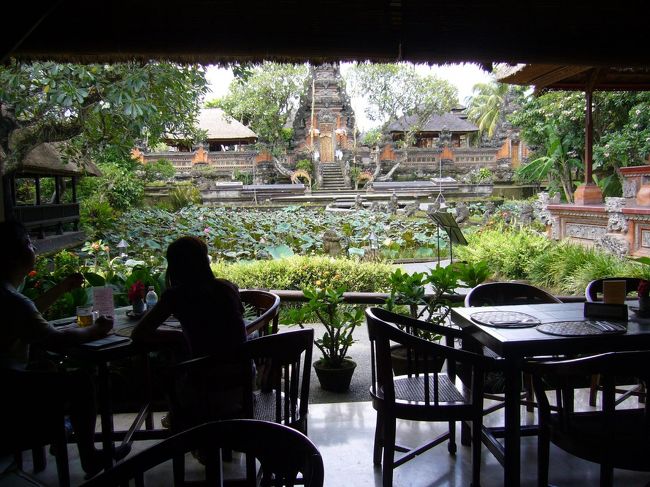 ラフティング終了後、ウブドの街中に戻り、カフェで小休止。<br />庭の眺めが素晴らしい、Cafe Lotus。癒されますねぇ、この風景。