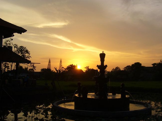 スパに行き、体のコリも心のわだかまりも、スッキリほぐされた後。<br />〆に夕焼けを見に行きました。<br />焼けるような夕日。綺麗だなぁ。帰りたくないなぁ…後ろ髪惹かれつつ、空港に向かい、あっという間にバリ旅行終了。<br /><br />たった3日のバリ・ウブド滞在。<br />満喫したけれど、全然足りません…もっと長くウブドにいたい(泣)<br />また、すぐ戻ってきます！