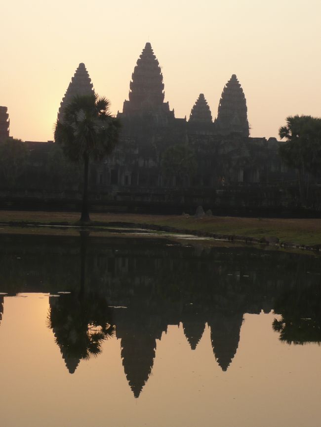 池にアンコールワットが映ってきれいです