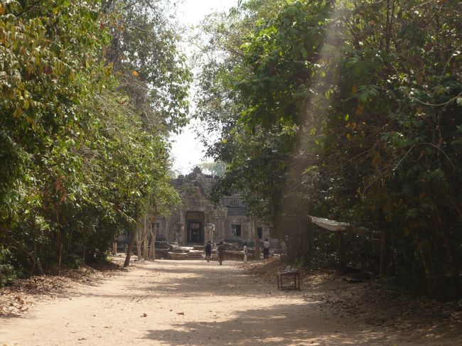 遺跡の中は陰に隠れて、涼しいけど<br />外に出ると暑い<br /><br /><br />でもジメジメではない