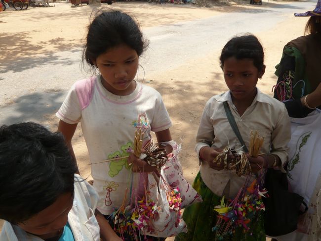 遺跡の周りでは、お土産を売りにくる子供たちでいっぱい<br />日本の子供は家でＤＳとかしてるのに。。。