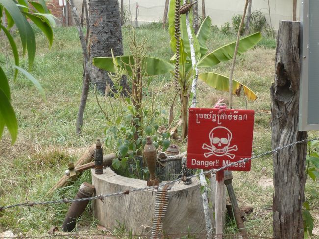 中庭には地雷がどうやって仕掛けられてるかが展示されてます