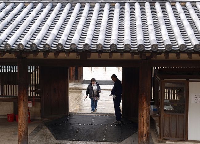 夢殿から入り口を写す<br /><br />修学旅行同行記 法隆寺　過去写真を含む<br />http://4travel.jp/traveler/jiiji/album/10245687/<br />過去写真には子供たちと行った写真もあります。