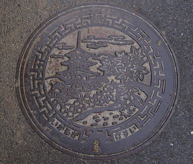 　　マンホールも塔の姿