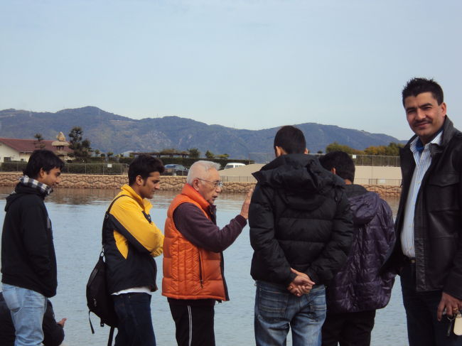 まずは下津井のビーチへ。仕事を放って運転手をしてきたじじが、何やら長い説明をしている。みんな、ほとんどわからない。