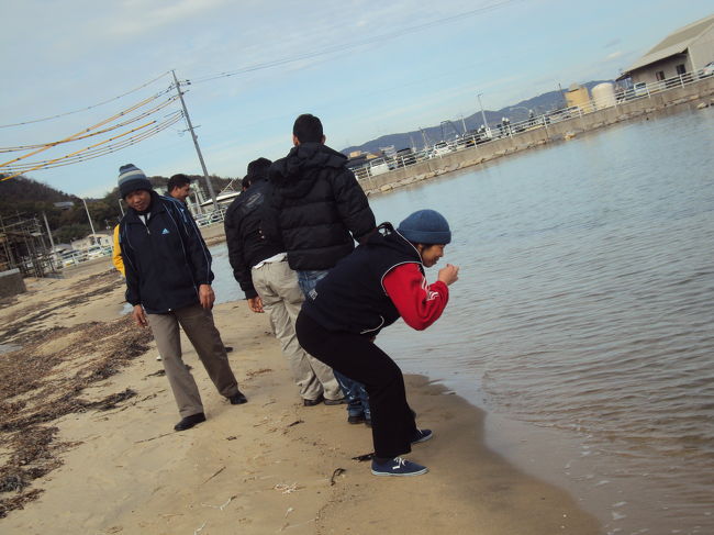 ネパールに海はない。ほとんどのコックがウミハジメテキタ・・・。塩っ辛いから舐めてみ、の提案に、しかし実行したのは、海慣れていますベトナムのハ―さん・・・。なぜか、ジャージの上にベストを着ている・・・。